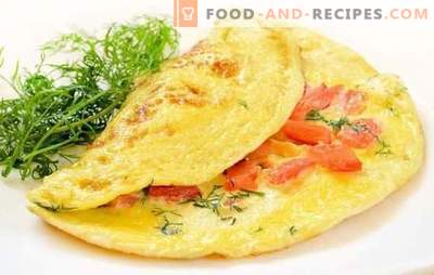 Omelett mit Tomaten: traditionelles Frühstück. Nähr- und Diätomelette mit Tomaten, Käse, Champignons, Schinken, Pita