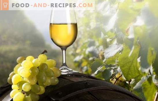 Weißwein zu Hause: für echte Feinschmecker. Weißweinrezepte zu Hause: aus Trauben, Kirschpflaumen, Stachelbeeren