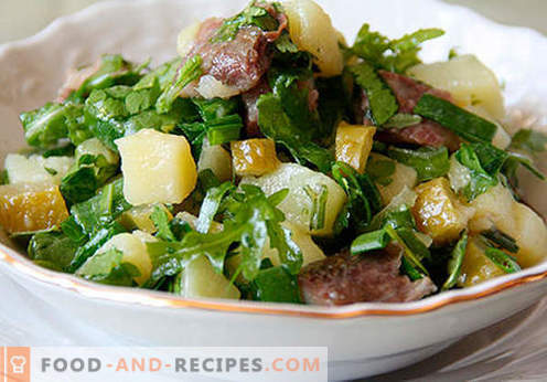 Salat mit eingelegten Gurken - eine Auswahl der besten Rezepte. Wie man richtig und lecker einen Salat mit eingelegten Gurken zubereitet.