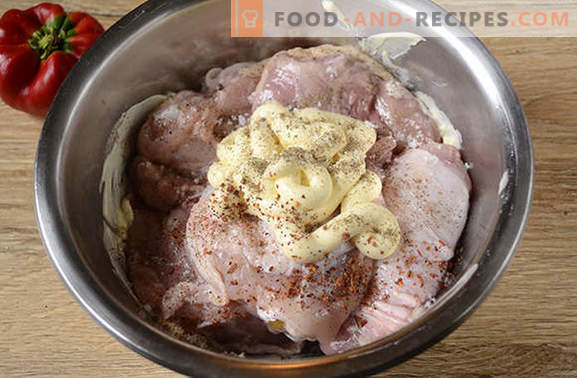 Hähnchen mit Kartoffeln gebacken: ein schrittweises Fotorezept. Wir backen ein Huhn mit Kartoffeln, Pfeffer und Champignons - minimaler Aufwand, ein leckeres Ergebnis!