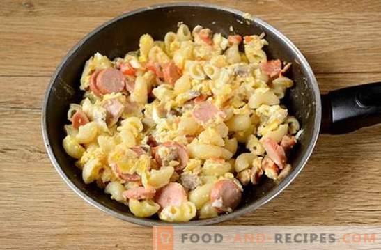 Pasta mit Ei, Wurst und Champignons: eine schnelle Lösung für das Frühstücks- oder Abendessenproblem. Fotorezept: Pasta mit Pilzen und Würstchen kochen, Schritt für Schritt