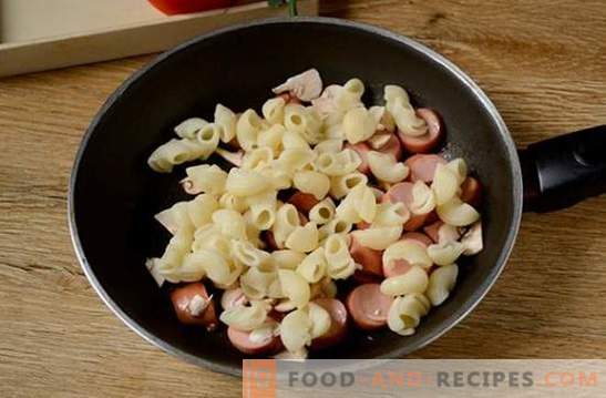 Pasta mit Ei, Wurst und Champignons: eine schnelle Lösung für das Frühstücks- oder Abendessenproblem. Fotorezept: Pasta mit Pilzen und Würstchen kochen, Schritt für Schritt