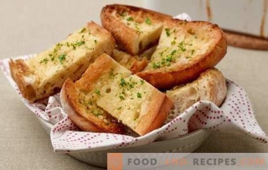 Weißbrotcroutons - zum Frühstück oder zum Nachtisch. Rezepte Toast von Weißbrot auf Spanisch und Walisisch, mit Käse, Rühreiern und Bananen