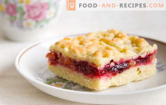 Sandkuchen mit Marmelade: Süßigkeiten aus der Speisekammer. Omas Geheimnisse der Shortbread Jam Pies
