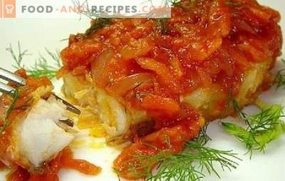 Fisch mit Tomaten: unter Gemüsepelzmantel, Sauerrahm, Käse. Leckere und einfache Rezepte aus weißem und rotem Fisch mit Tomaten
