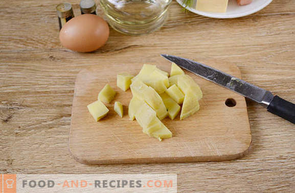 Gekochte Kartoffeln mit einem Ei in einer Pfanne - ein nahrhaftes Gericht von 