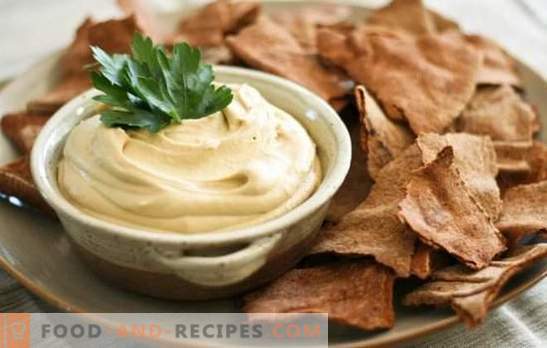 Aromatischer Hummus: klassische jüdische Rezepte. Hummus nach klassischen Rezepten aus Kichererbsen und Sesam, Gemüse