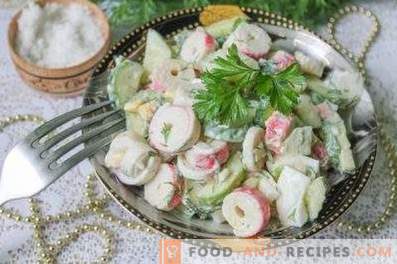 Salate mit Krabbenstäbchen und Gurke