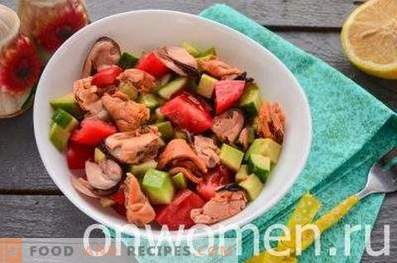 Salat mit Muscheln und Avocado