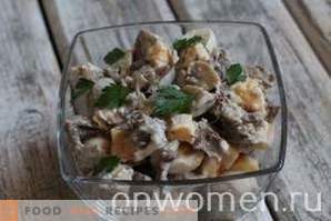 Salat mit Fleisch und eingelegten Pilzen