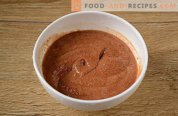 Flügel in Soja-Tomaten-Marinade für saftige und würzige Spiesse auf dem Grill und im Ofen