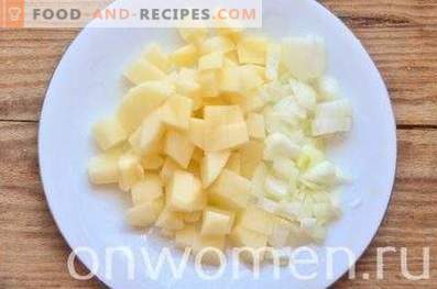 Pie mit Kartoffeln und Hähnchen im Ofen