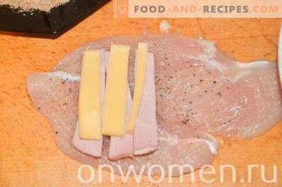 Hühnerbrötchen mit Schinken und Käse in einer Pfanne