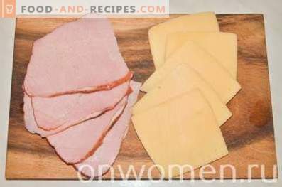Hühnerbrötchen mit Schinken und Käse in einer Pfanne