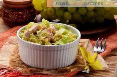 Salate mit Weintrauben und Hühnchen