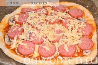 Pizza mit Wurst und Pilzen auf Hefeteig