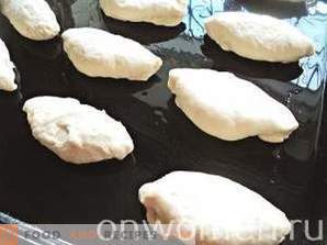 Pastetchen mit Kraut auf Hefeteig im Ofen