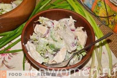 Salat mit Hähnchen, Tintenfischen und Gurken