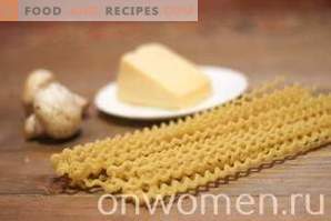 Pasta mit Champignons und Käse in Sahnesauce