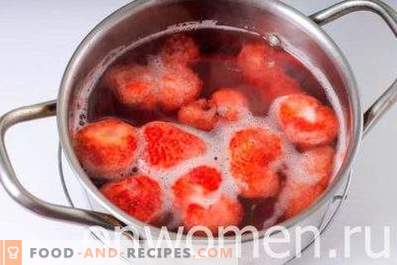 Kissel aus gefrorenen Erdbeeren