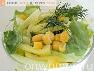 Salat mit Mais, Gurken und Pfeffer