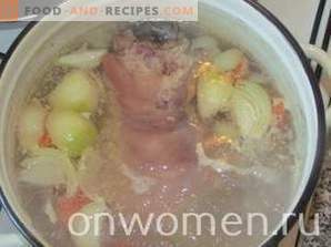 Im Ofen gebackener Knöchel mit Kartoffeln