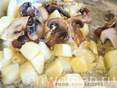 In einer Pfanne gebratene Kartoffeln mit Pilzen