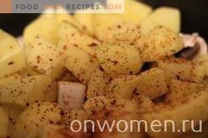 Fígado de frango com batatas e cogumelos em um fogão lento