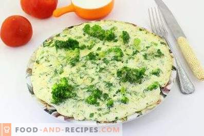 Omelett mit Broccoli in einer Pfanne