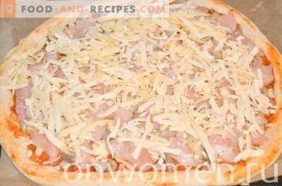 Pizza mit Hähnchen und Pilzen auf Hefeteig
