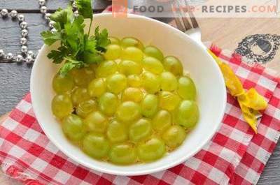 Salada com frango, ameixas e uvas