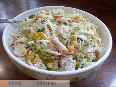 Salate mit kraut und krabbenstäbchen