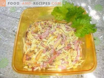 Salat mit Kirieshkami, geräucherter Wurst und Mais