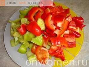 Warmer Salat aus Paprika und Tomaten mit Hühnchen