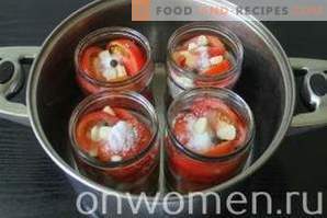 Tomaten mit Scheiben mit Zwiebeln und Butter für den Winter
