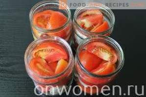 Tomaten mit Scheiben mit Zwiebeln und Butter für den Winter