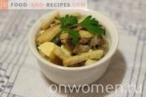 Salad with meat, mushrooms and crackers