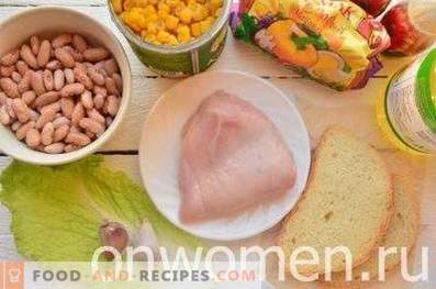 Salat mit Bohnen, Crackern, Mais und Hähnchen