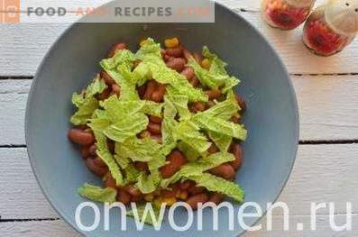 Salat mit Bohnen, Crackern, Mais und Hähnchen