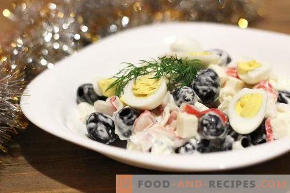 Salat mit Krabbenstäbchen und Oliven