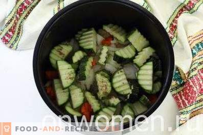 Zucchini mit Hühnchen in einem Multikocher