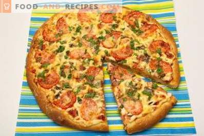 Pizza mit Wurst, Champignons, Käse und Tomaten