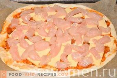 Pizza mit Hühnchen und Mais auf Hefeteig