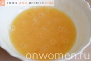 Croutons mit Käse und Ei in einer Pfanne