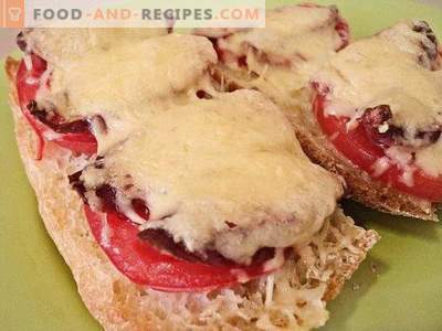 Warme Sandwiches mit Tomaten und Jagdwürsten