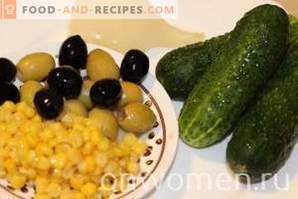 Salat mit Tintenfisch, Mais und Gurken