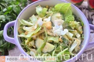 Green salad with egg and cucumber