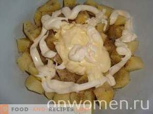Fleisch mit Kartoffeln und Pilztöpfen im Ofen