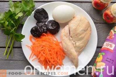 Salat mit Hähnchen, Pflaumen und koreanischen Karotten