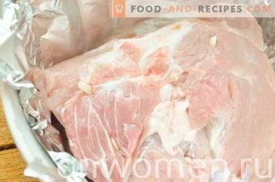 Gebackenes Schweinefleisch in Folie im Ofen